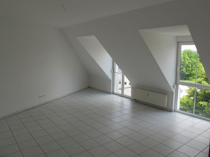 helle moderne DG 4 Zi im Ort Hirschaid auch Eigennutzung, Hobbykeller, 2 Bakone, Garage – Wohnraum, Durchgang z Küche