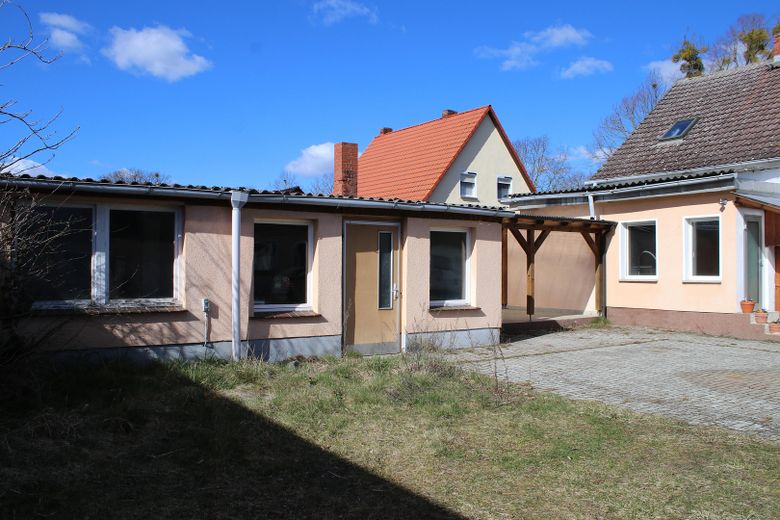 Geschützter Vierseithof mit mehreren Nebengebäuden und weitläufigem Garten – Foto 5