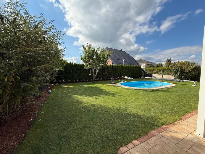 Provisionsfrei: Exklusive Stadtvilla (161 m²) mit PV-Anlage, Pool, Doppelgarage in Großbeeren – Pool/ Garten
