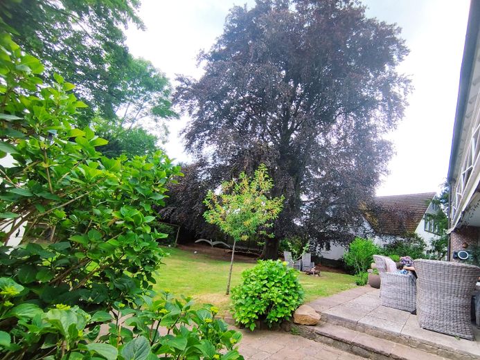 Stilvolles Einfamilienhaus in Oberneuland – Garten Seitenansicht