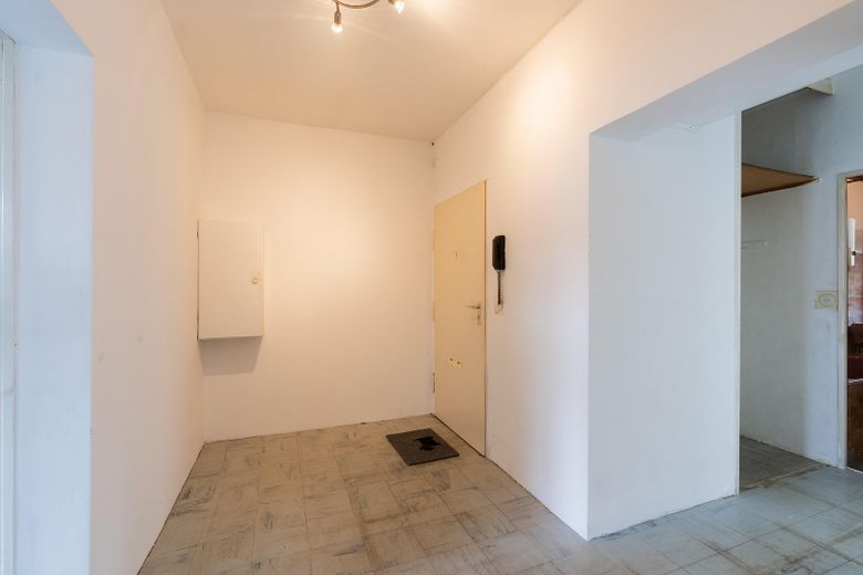 Yaklaşık 77,90 m² büyüklüğünde, hemen taşınılabilir 2,5 odalı daire; doğrudan sahibinden ve komisyonsuz – Eingang Flur2