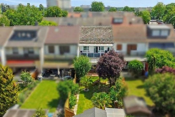 ++Rodzinne szczęście z dużym ogrodem – Uroczy środkowy dom szeregowy z tarasem w Raunheim++