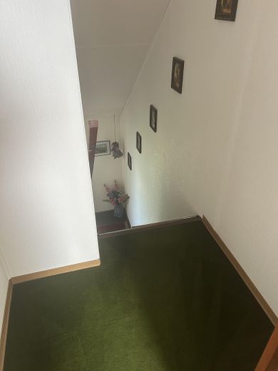 Raum für Familie – Charmantes Einfamilienhaus mit Terrasse und Vollkeller – Treppe OG
