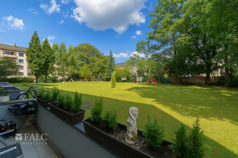 Garten mit Spielplatz