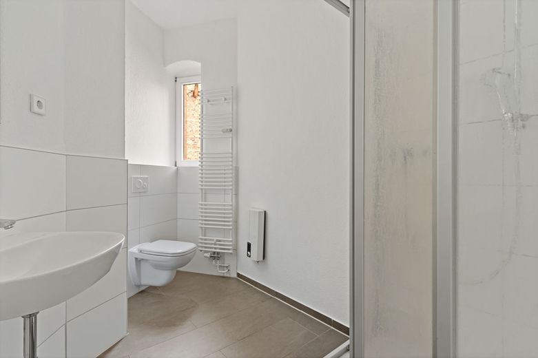 WG´s Aufgepasst! 6,5-Raumwohnung mit Einbauküche in der Röserstraße zu vermieten! – Badezimmer
