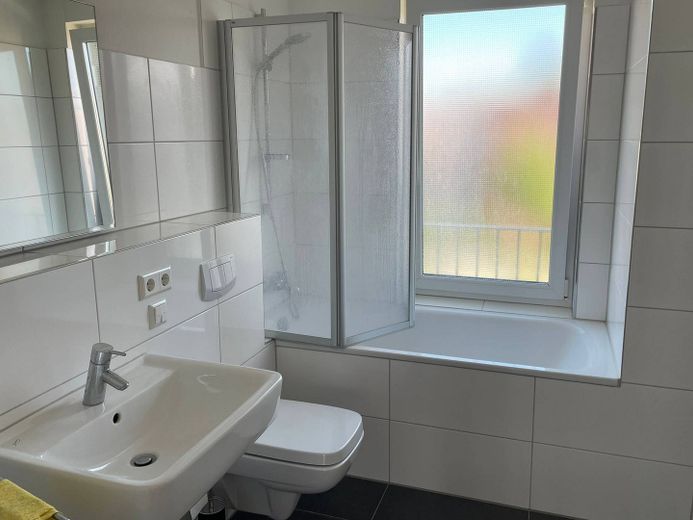 Appartement élégant de 3 pièces avec cuisine équipée et balcon – Musteransicht: Badezimmer
