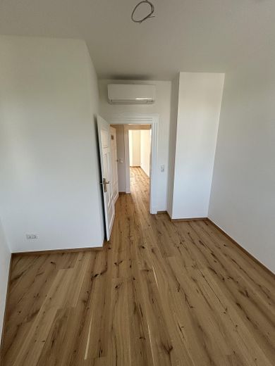 Kernsanierte 4-Zi-Altbauwohnung mit Balkon im Herzen Bambergs – Schlafzimmer 1