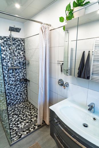 Einziehen und wohlfühlen: komplett sanierte 3-Zimmer-Wohnung mit Balkon und Garage – Badezimmer