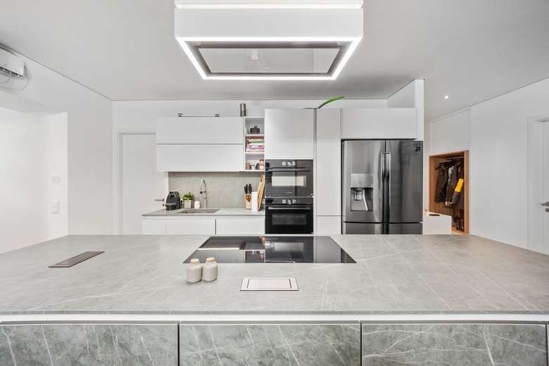 180qm Penthouse Wohnung in Frankfurt Rödelheim – Küche1