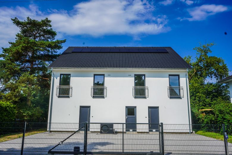 Modernes Neubauhaus mit Garten nahe Falkenhagener See – Hausansicht von der Straße