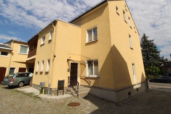 Wolnostojący dom z 3 mieszkaniami na 3 kondygnacjach + miejscami parkingowymi na dziedzińcu + terenem zielonym
