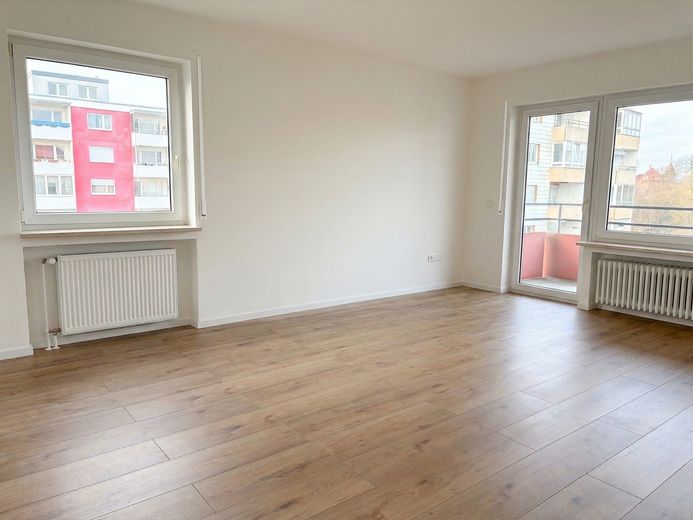 Moderne, zentrale 2-Zimmer-Wohnung mit Balkon, Aufzug & EBK – direkt am Bahnhof - ab 01.10.26 frei – Wohnzimmer