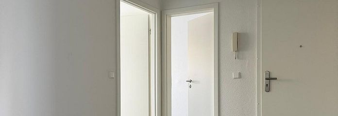 Erstbezug nach Sanierung – moderne 4-Zimmer-Wohnung mit Balkon und Blick ins Grüne – Flur