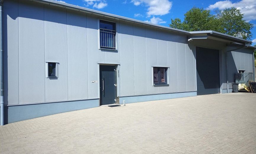 200m² Lagerhalle mit 200m² Büroflächen zu vermieten_ 63825 – Rangierfläche
