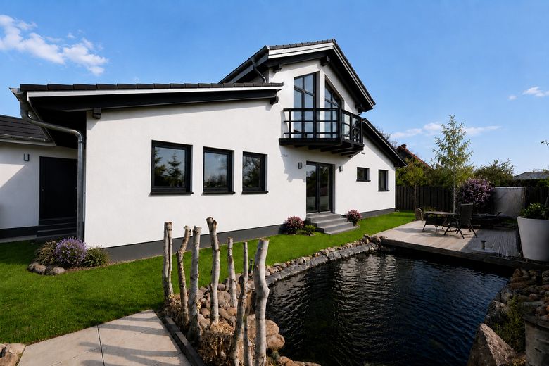 Neuwertiges Architektenhaus (2023) am Bodden| ELW | A+ | provisionsfrei | Ostseenähe – Garten mit Teich & Balkon