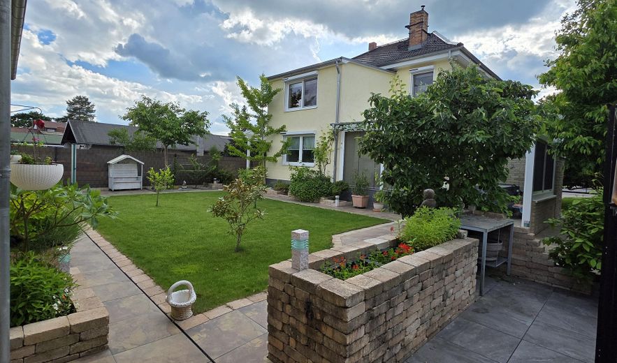 More than a house: exceptional property with plenty of space for living, working and your own ideas – Seitlich Blick Haus hinten re.