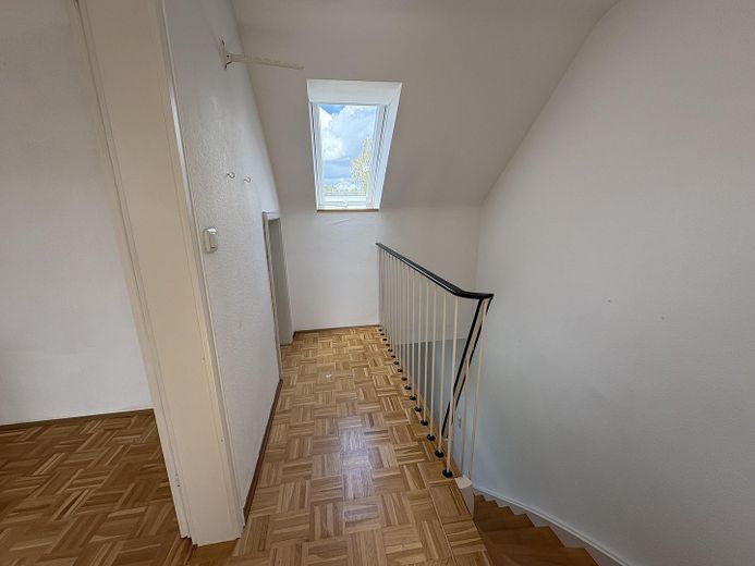 Zuhause fühlen in Reihenmittelhaus in ruhiger, familiärer Lage – Flur im DG