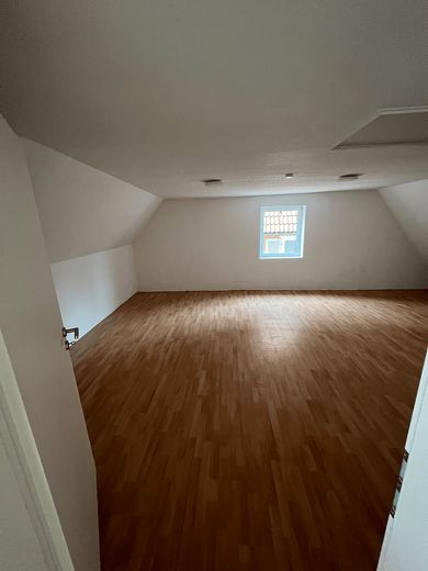 Helle 3-Zimmer-Wohnung mit Dachgeschosscharakter in Dornstetten – Wohnzimmer / Schlafzimmer