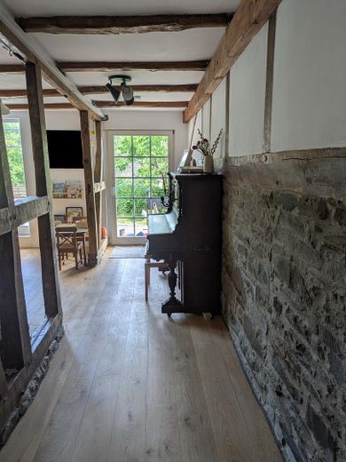 Fachwerkhaus mit Talblick - historisches Wohnen im Grünen bei Bielstein – Wohnzimmer und Flur EG