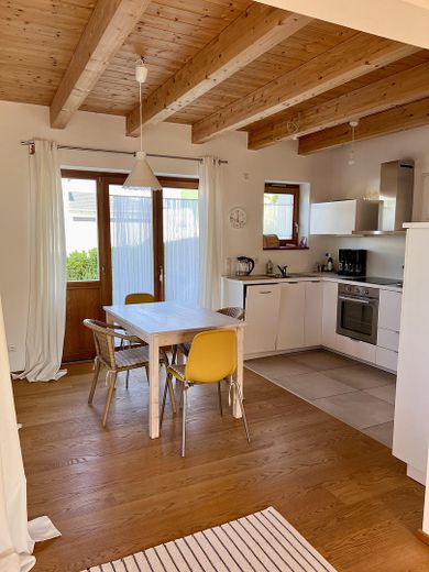 Lichtovergoten maisonette met eigen tuin & twee terrassen op rustige locatie, nabij het bos – links Essbereich, Küche