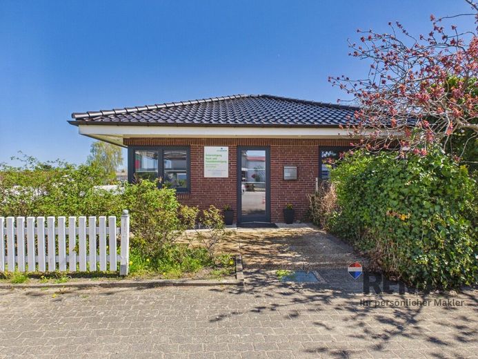 Modernisierter Bungalow mit kleiner Gewerbeeinheit in belebter Lage – Eingang Gewerbeeinheit