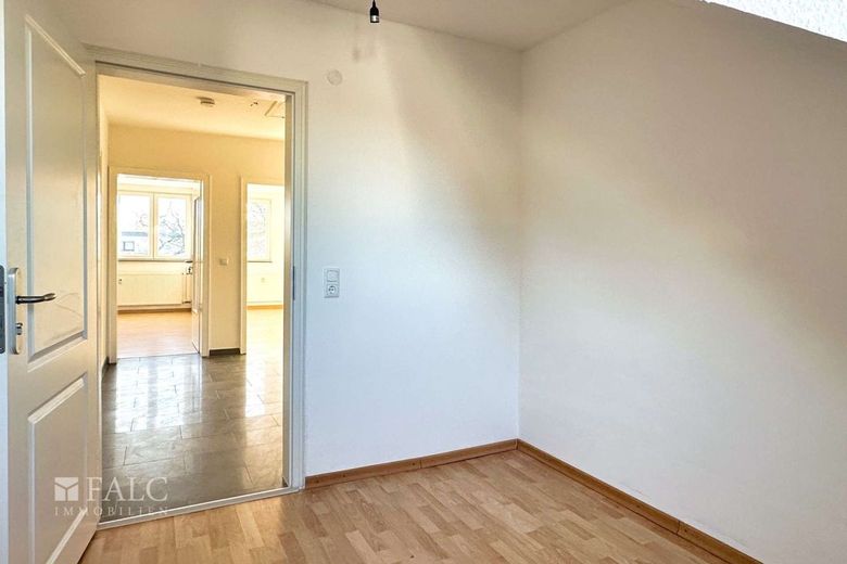 Dachgeschosswohnung mit Stellplatz in ruhiger Lage von Köln-Lövenich – Arbeitszimmer Richtung Flur