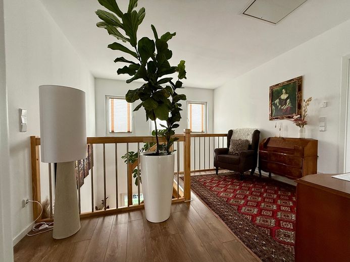 Ohne Makler - Modernes Traumhaus von 2017 mit PV-Anlage, Doppelgarage, Kamin, Klimaanlage & E-Auto-Ladestationen – Foto 19