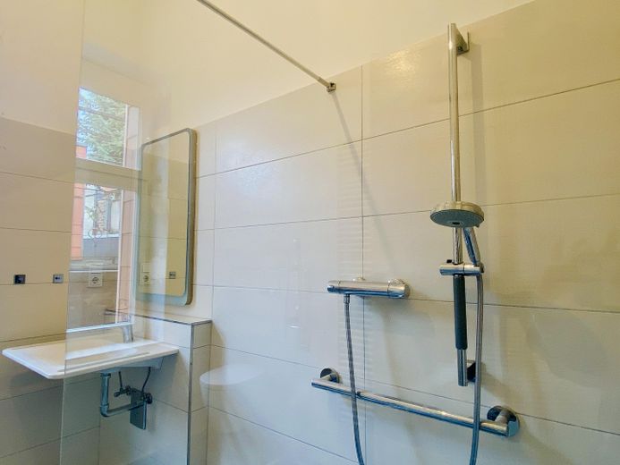 Stilvoll sanierter Altbau – 2 gleich große Zimmer | EBK, Balkon | Nähe RWTH/FH – Bad