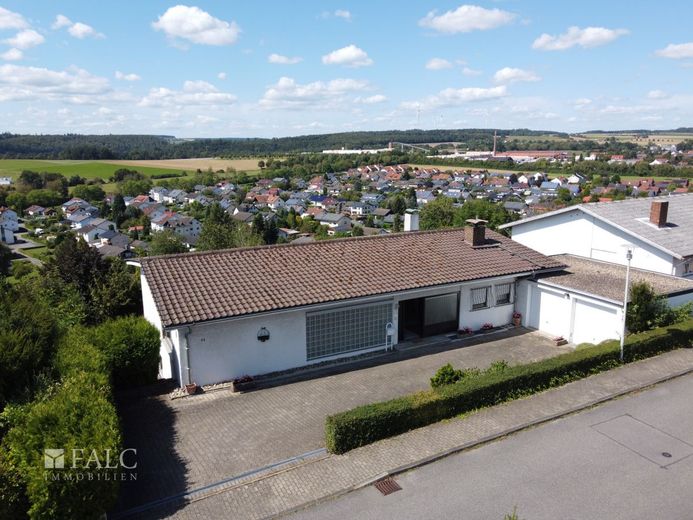 Freistehende Villa auf großem Grundstück in Buchen – Vorderseite