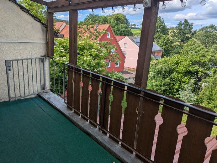 Schöne 4 Zimmer Wohnung mit Balkon und Garten – Balkon