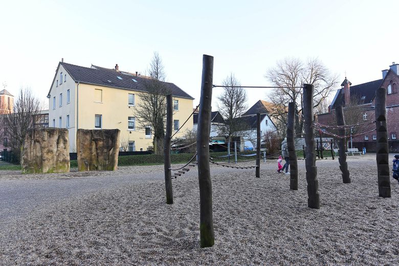 Spielplatz hinter dem Haus