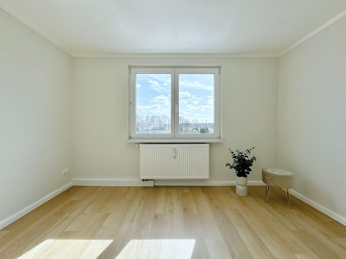Vermietete 3-Zimmer-Wohnung mit Einbauküche und Südbalkon – Kapitalanlage in Bützow – Schlafzimmer