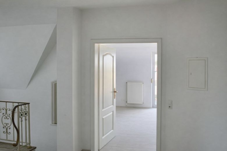 Freiraum im Grünen, zentral verbunden. Provisionsfrei - Geben Sie gern Ihr Preisangebot ab! – Blick vom Flur in Zimmer oben