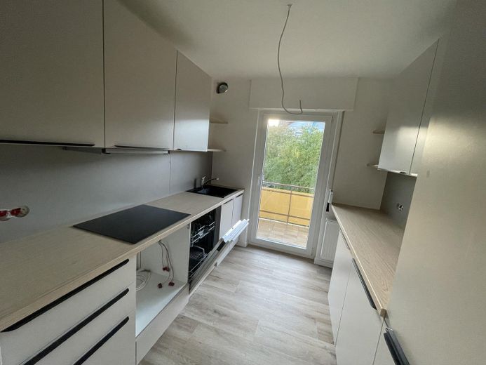 Eerste bewoning na grondige renovatie: lichte 3-kamerwoning met inbouwkeuken, balkon & garage – Küche (fast fertig gestellt)
