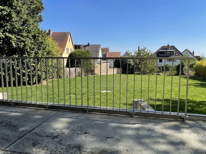 First occupancy – garden maisonette with high-quality fittings – Blick in den riesigen Garten