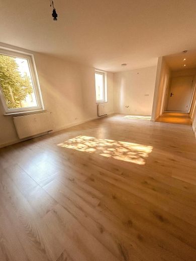 4 helle Zimmer | 87,9 m² | Offene Wohnküche + Gäste-WC – Wohnzimmer