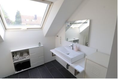 Einfamilienhaus (freistehend) mit Einliegerwohnung – Bad DG