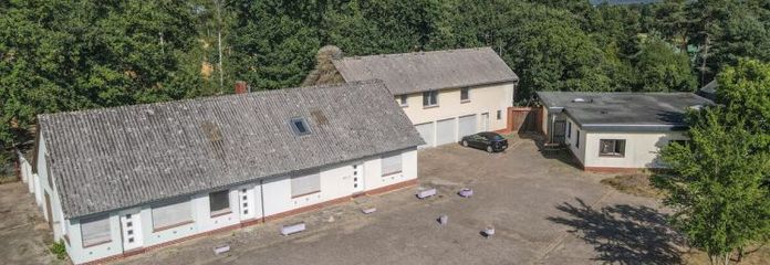 Secluded property with three residential buildings on a large plot – live, rent out, enjoy the natural idyll!