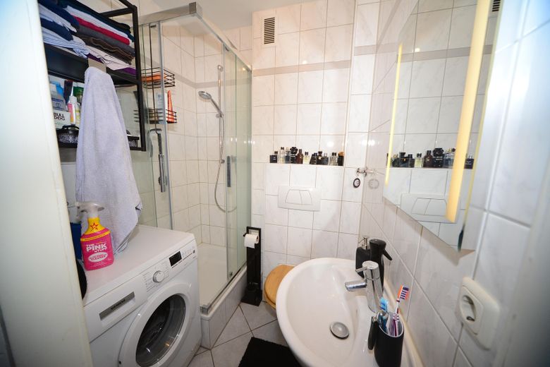 2 Zimmer Wohnung m. Echtholz Parkett EBK, ideal für Single oder Paar. 4. OG rechts – Bad/WC