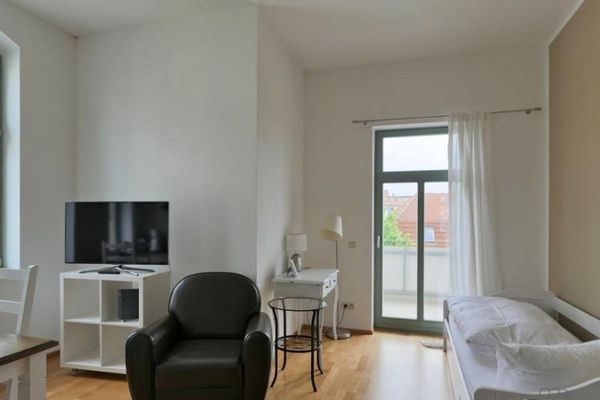 (EF1147_M) Dresde: Blasewitz, apartamento amueblado de 2 habitaciones con balcón soleado, ducha, bañera y plaza de aparcamiento