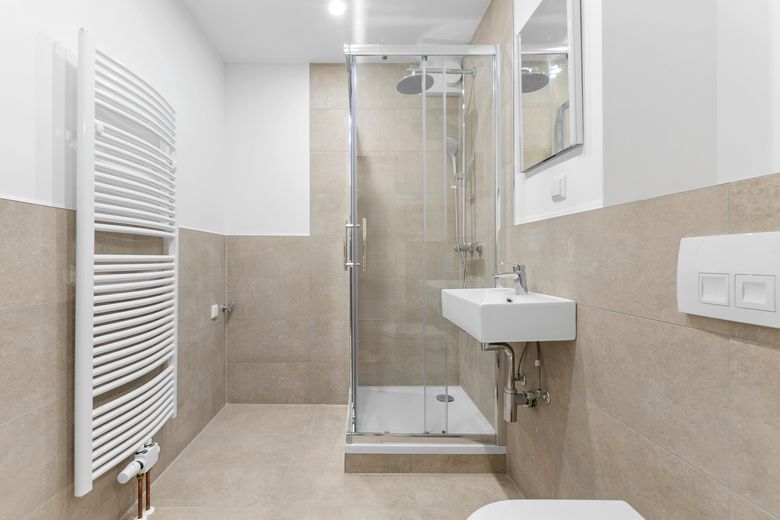 1093 Moderne 3-Zimmer-Wohnung mit Loggia und Skylineblick – Bad