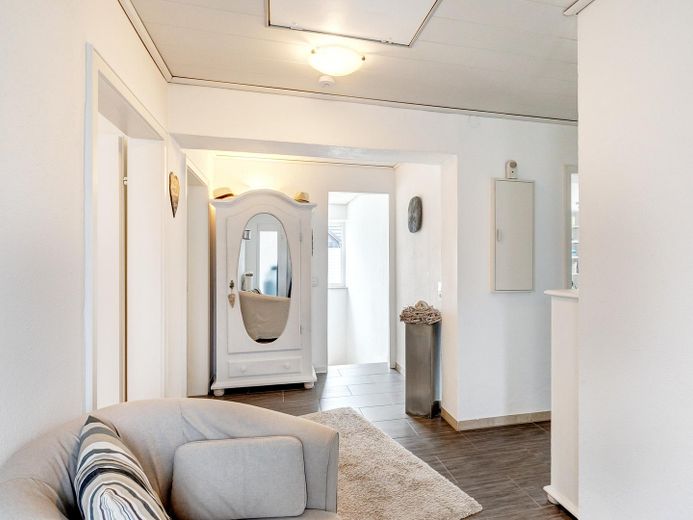 Wohnen, Arbeiten, Vermieten: Flexibles Raumwunder mit Anbau! – Gang EG