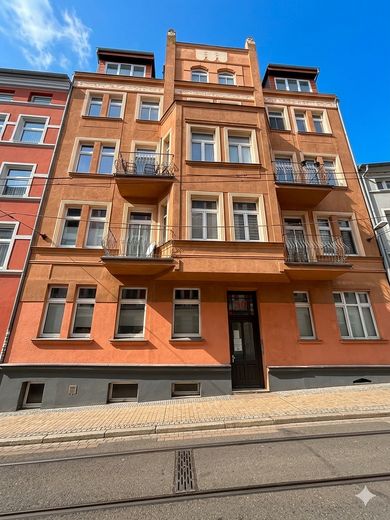 Attraktive 3-Zimmer-Maisonette mit Balkon und Schlossblick in zentraler Lage von Schwerin – vordere Hausansicht