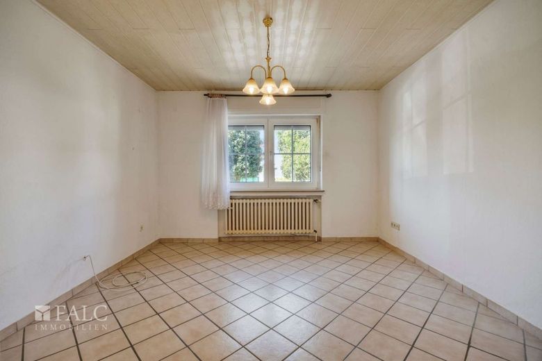 Charmantes sanierungsbedürftiges Einfamilienhaus mit Potenzial in ruhiger Lage von Worringen – Wohnzimmer