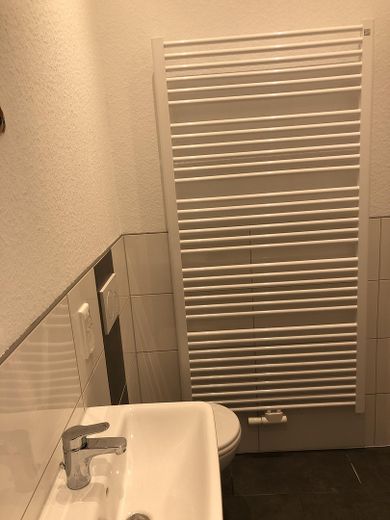 Attraktive 2-Zimmer-Wohnung in absolut zentraler Lage – Bad Heizkörper 