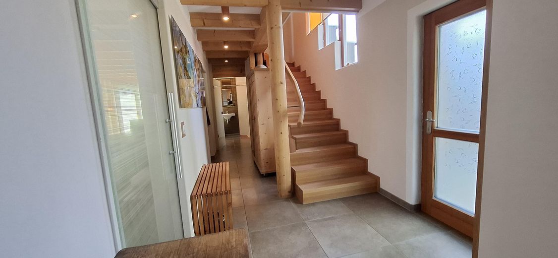 Arrivare. Respirare. Sentirsi a casa. Casa d'architetto in costruzione ecologica in legno – EG Eingang
