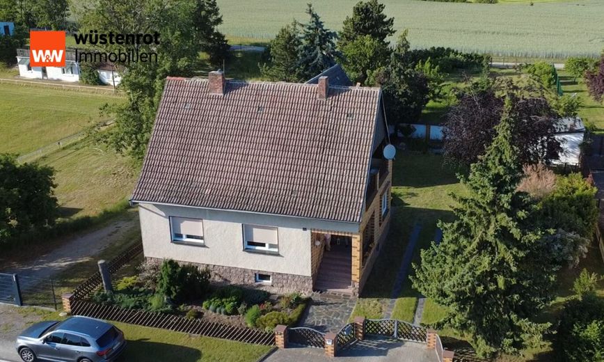 Gepflegtes Familienidyll mit großem Garten, Nebengelass und moderner Wärmepumpe – Luftbild