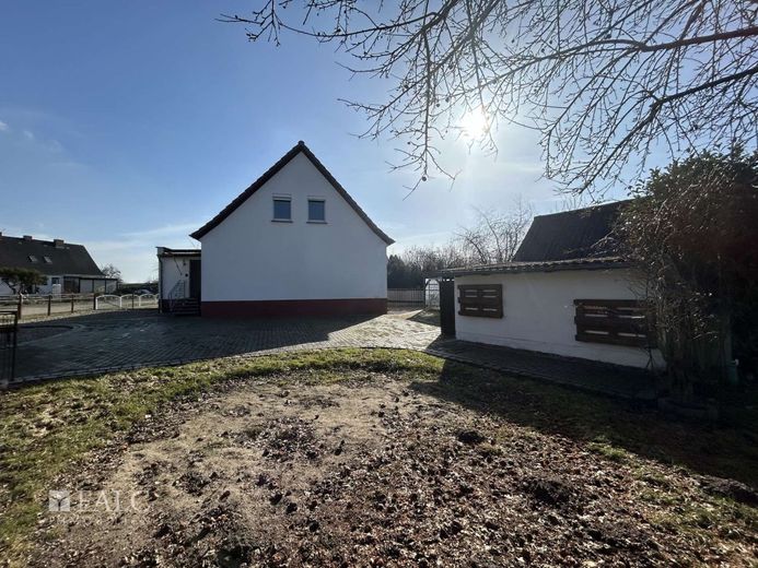 Sanierungsbedürftige Doppelhaushälfte + mögliches Baufeld – Außenansicht