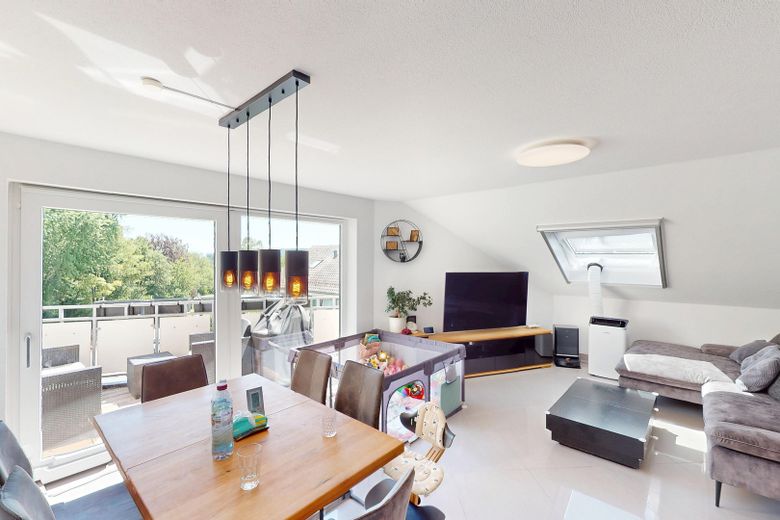 Porsche praktisch vor der Haustür: 3-Zimmer Wohnung mit zwei Balkonen und Tiefgaragenstellplatz – Wohnzimmer