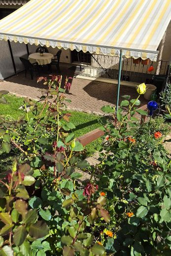 Dom szeregowy w Bad Gandersheim z pięknym ogrodem i piwnicą OD OSOBY PRYWATNEJ! – Markise und Garten